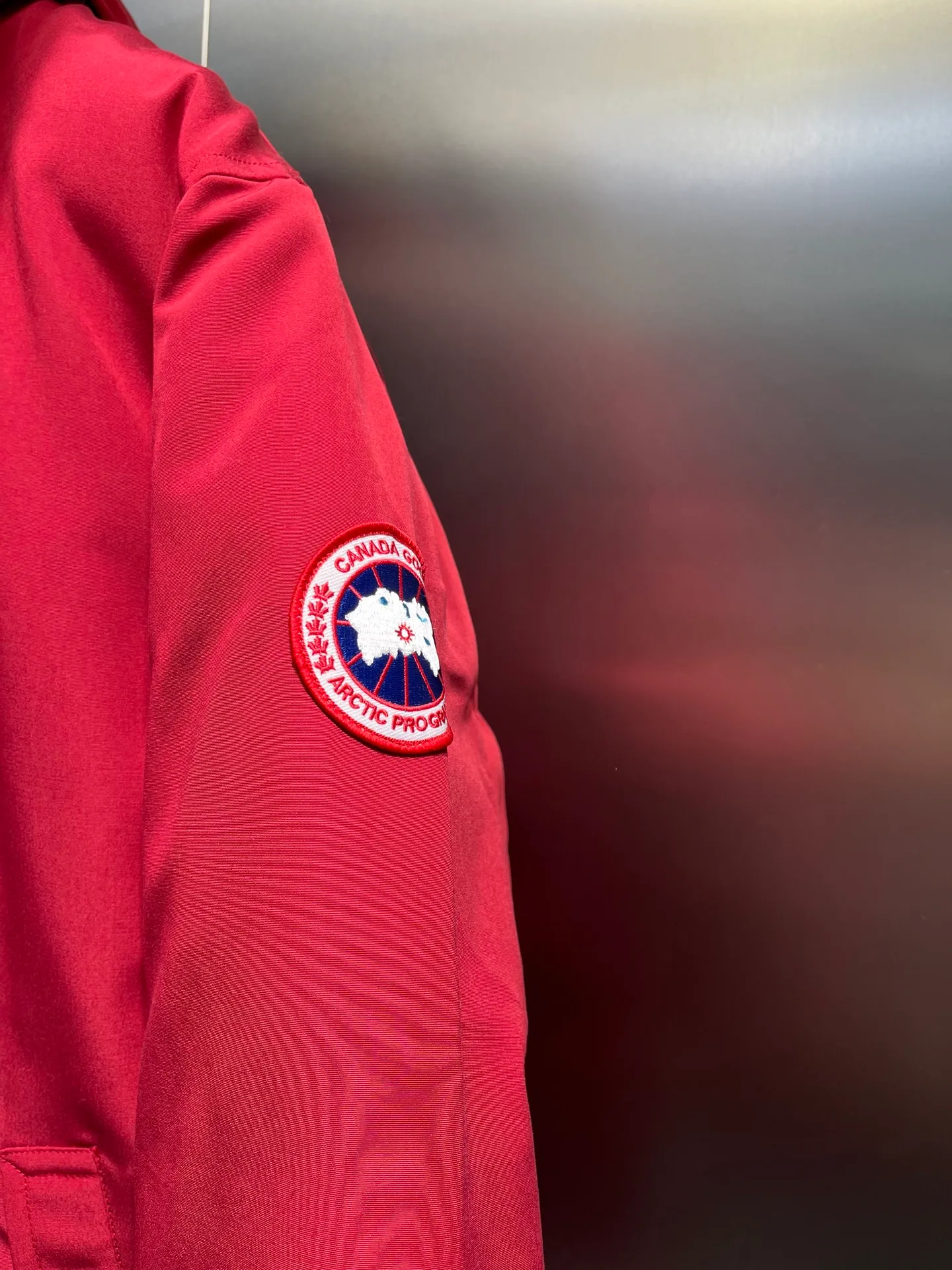 P860 Canada Goose model 06, the same model as the famous star, men's and women's models, with cold-proof flannel on the collar, which is close to the head and neck, comfortable and warm! The fabric is made of high-density nano-level waterproof fabric, which is windproof and wear-resistant and has a certain thickness! Seamless threaded cuffs! Avoid hard knots! It doesn’t matter how low the temperature is this winter, one piece is enough. I’ll give you the wind and temperature! Contains pure duck down, sufficient quantity, unique fashion design + waterproof craft fabric + big brand YKK double zipper pullers, real photos, upright style quality, regardless of the external standard and the internal content, you can feel free to compare it with the softer, easier to wrinkle and lighter version on the market!  size：s-xxl